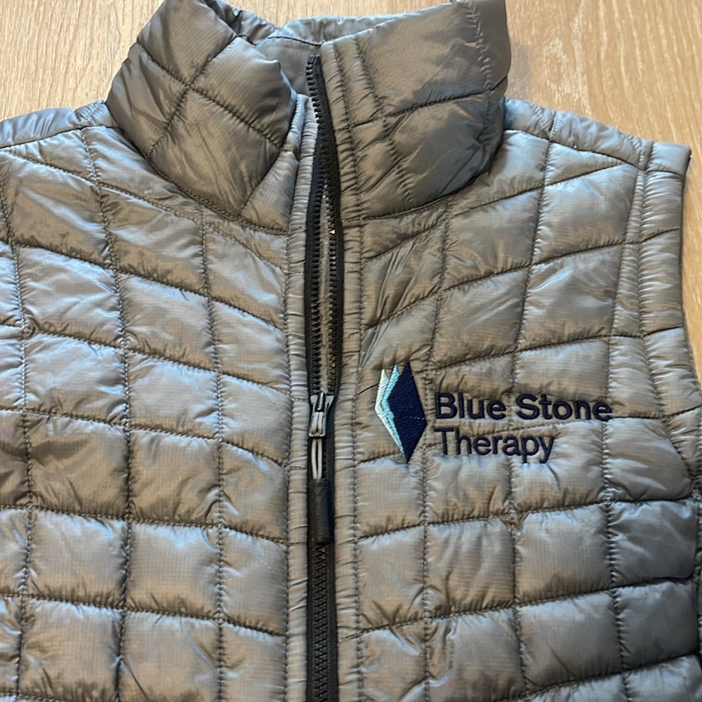 The North Face Silver Thermoball Trekker Puffer Quilted Vest - Picture 2 of 8